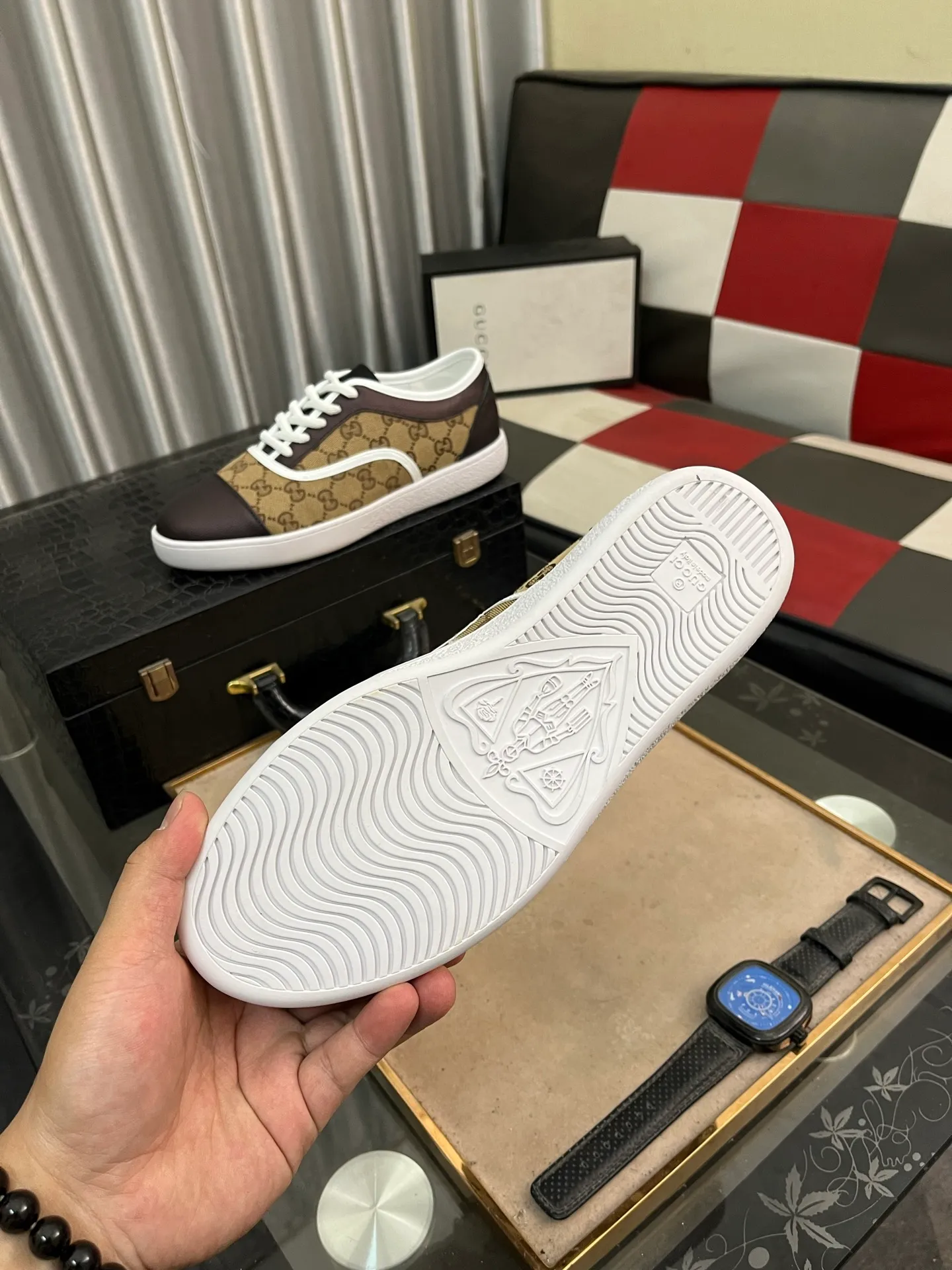 Men's shoes💰400⌚️⌚️[GUCCI] Gucci men's casual shoes are absolutely popular🔥The ultimate matching item for trendy men! The charm of super texture is unstoppable. This is the main recommendation. The upper is made of high-quality cowhide, with pig lining feet and wear-resistant rubber sole. It is noble and elegant! Extremely comfortable🎁🎁You can be as handsome as you want💪 Available in sizes 38-44 and 4️⃣colors available